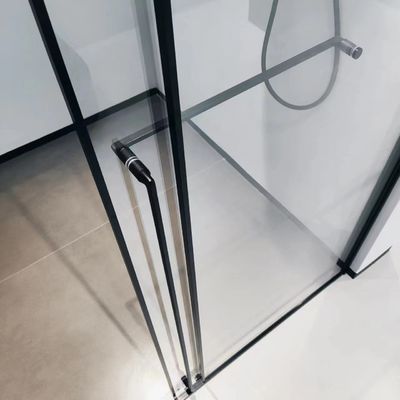 Stal nierdzewna, minimalistyczny design, drzwi przesuwne dostępne w prysznicu